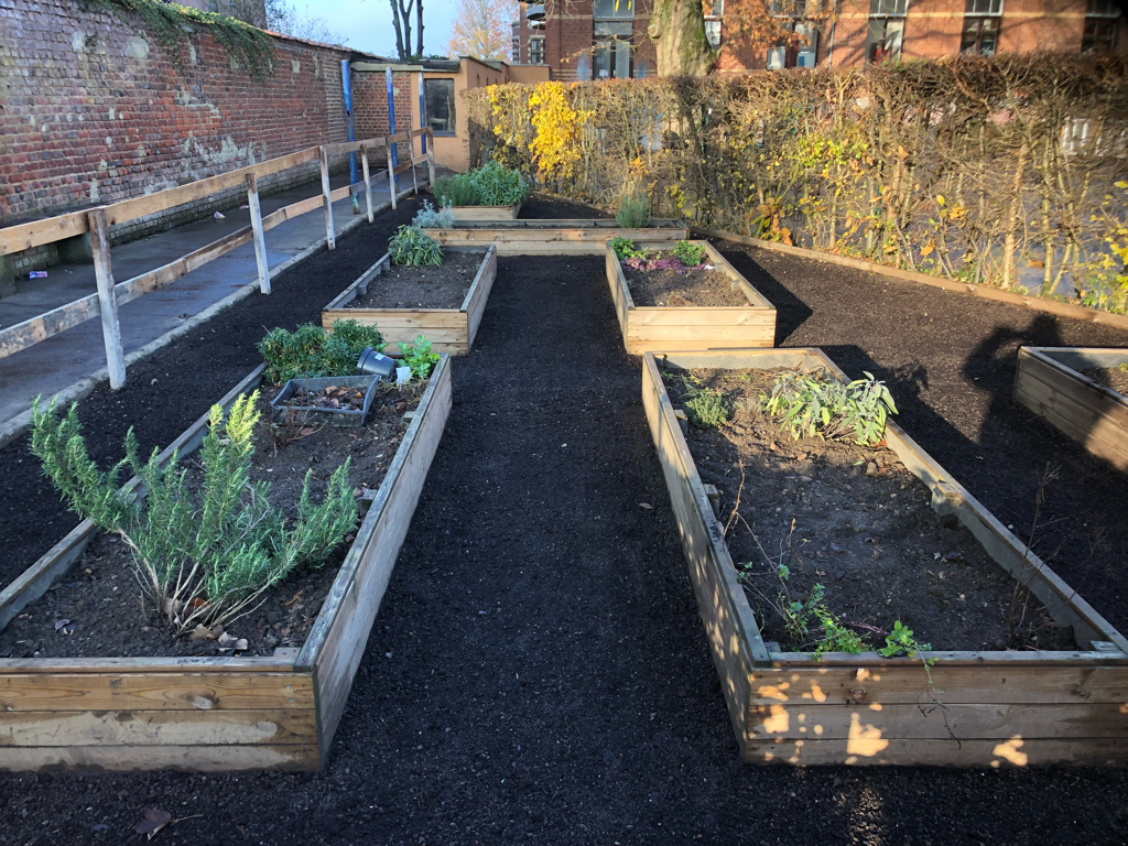 Au fil des saisons les élèves s’impliquent et travail dans les jardins de l’école au cours l’horticulture.